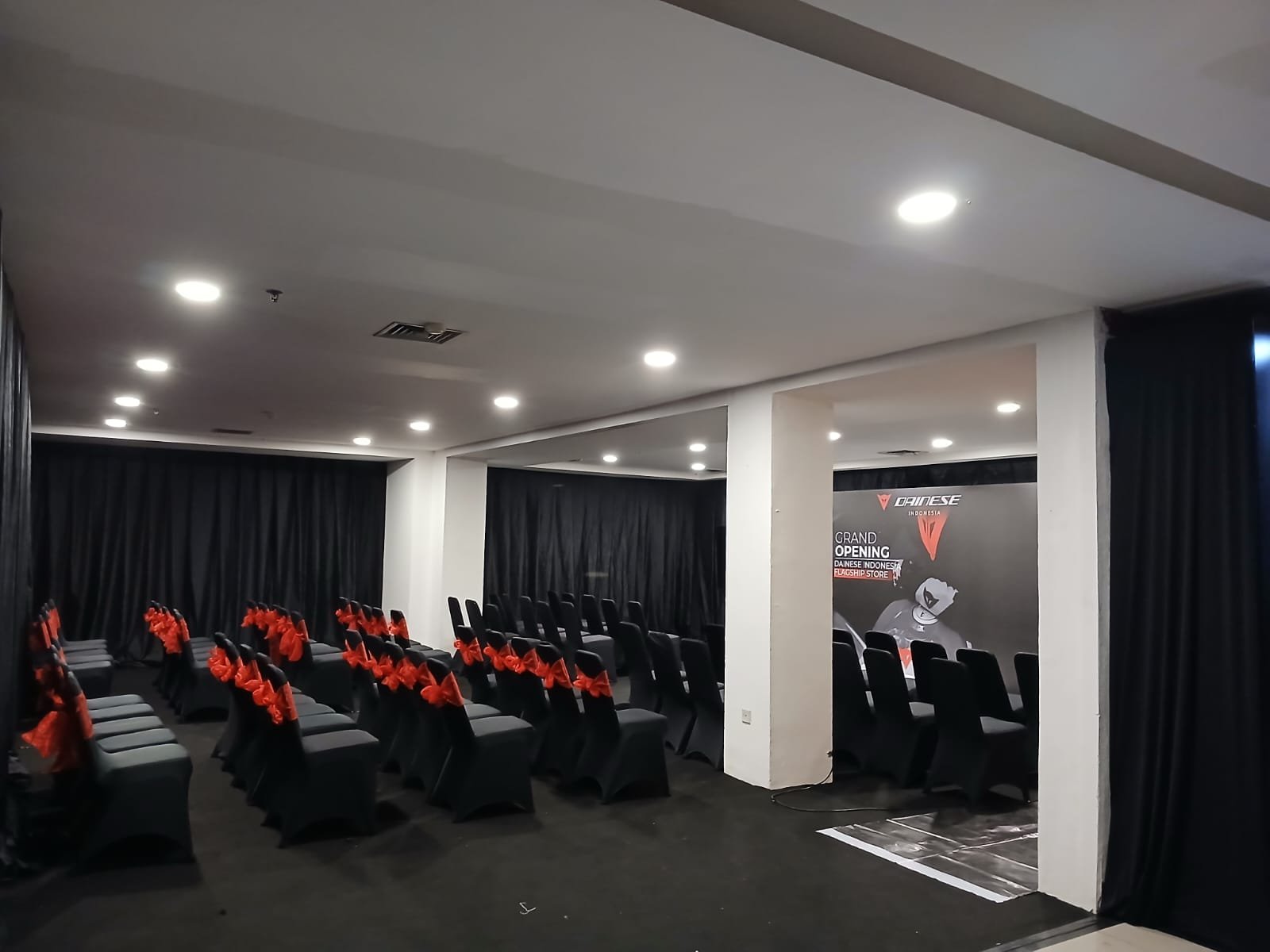 Sewa Kursi di Harris Hotel & Conventions Summarecon Bekasi – Rental Jabodetabek