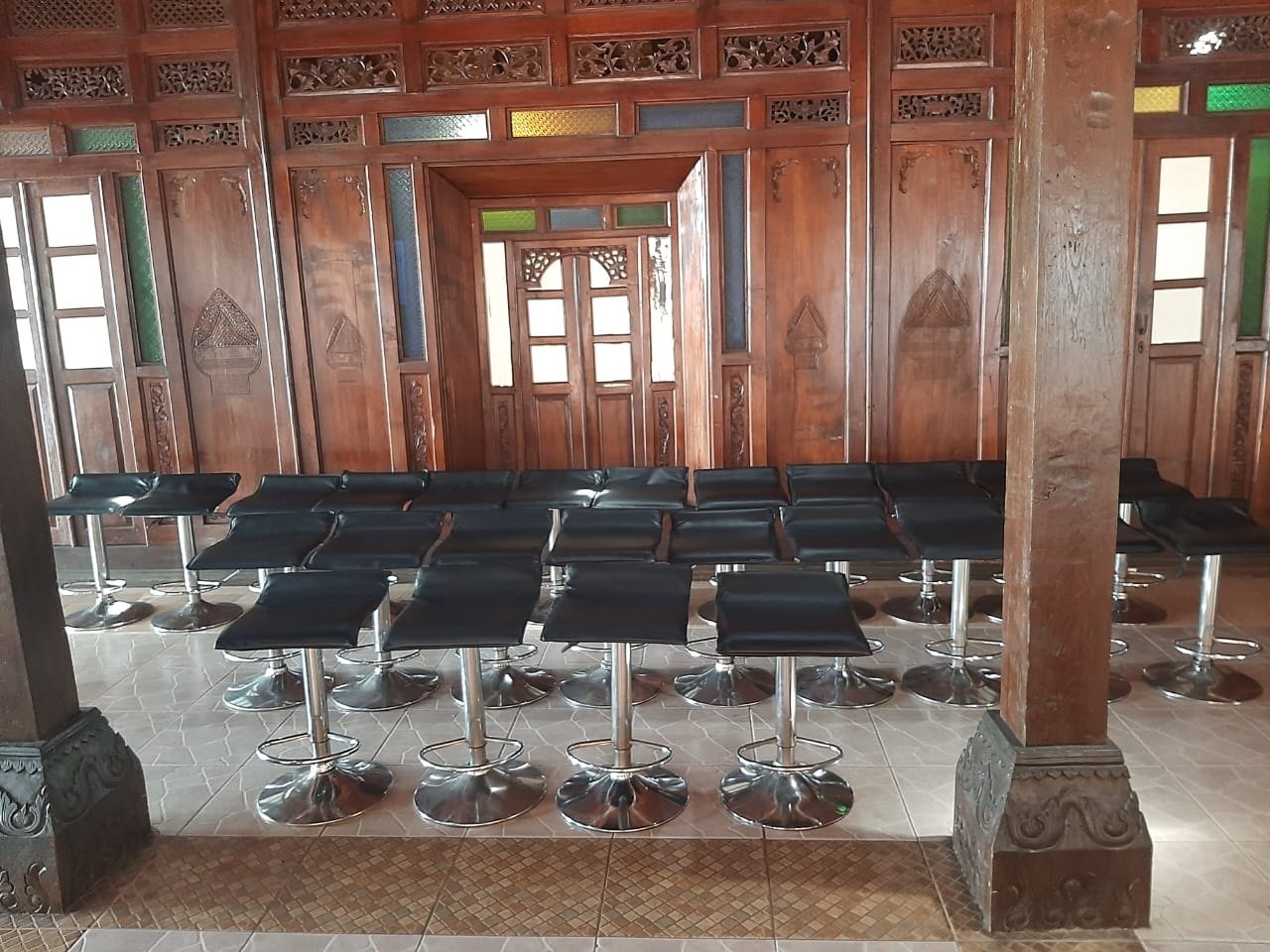 Sewa Barstool & Kursi Rangkaian Hotel–Mall Hybrid Venues — Jakarta Barat Bersama Rental Jabodetabek by Gaharu Production