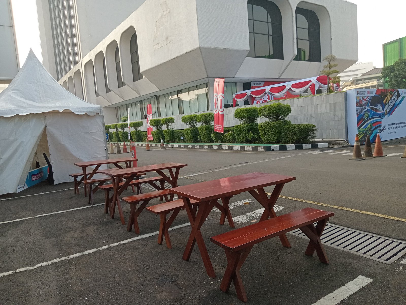 Sewa Kursi & Meja Taman Set Area Plaza Kota Jabodetabek | Rental Jabodetabek by Gaharu Production