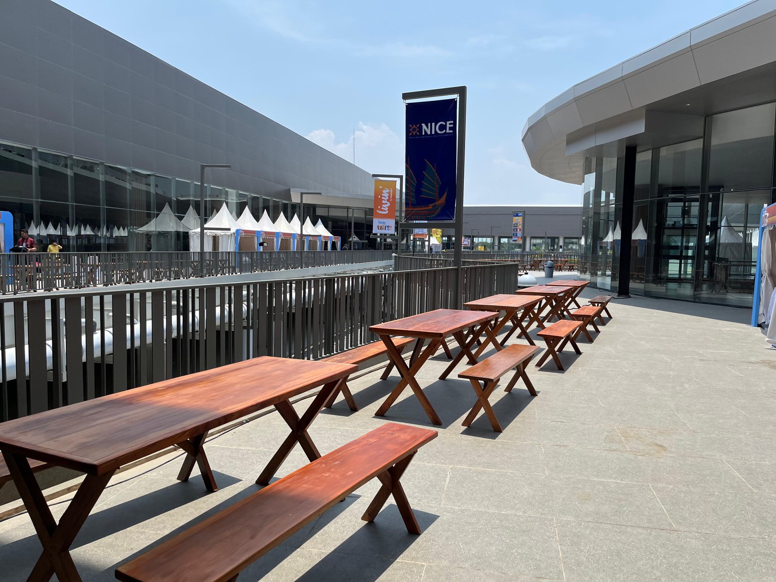 Sewa Kursi & Meja Taman Set Jakarta International Expo (JIExpo) – Kemayoran | Rental Jabodetabek by Gaharu Production