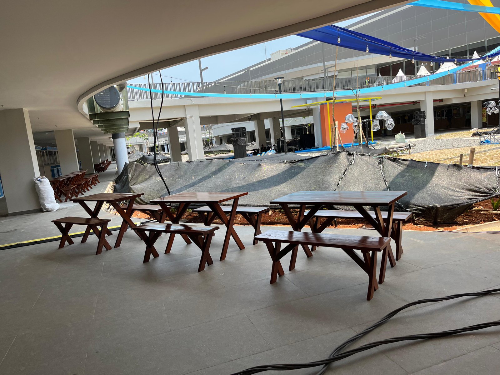 Sewa Kursi & Meja Taman Set Jakarta Convention Center (JCC) – Senayan | Rental Jabodetabek by Gaharu Production