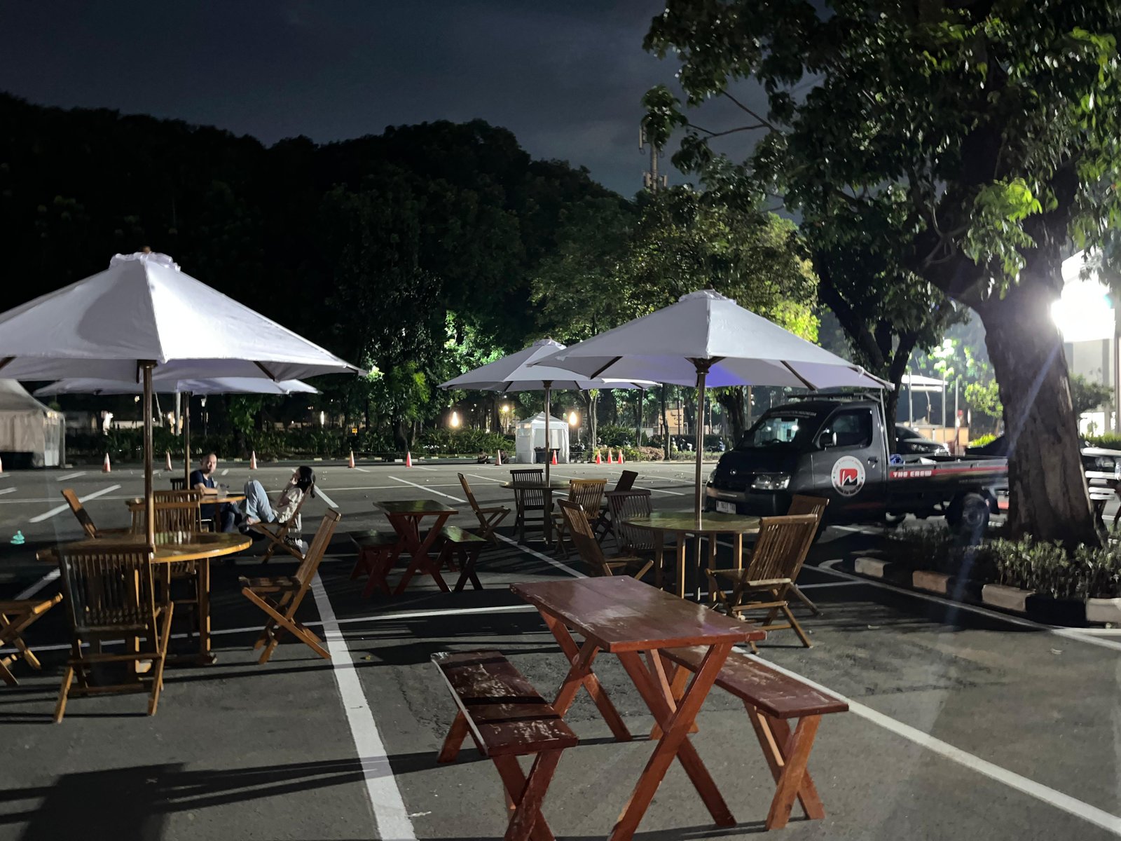 Sewa Kursi & Meja Taman Set AEON Mall Tanjung Barat – Jakarta Selatan | Rental Jabodetabek by Gaharu Production